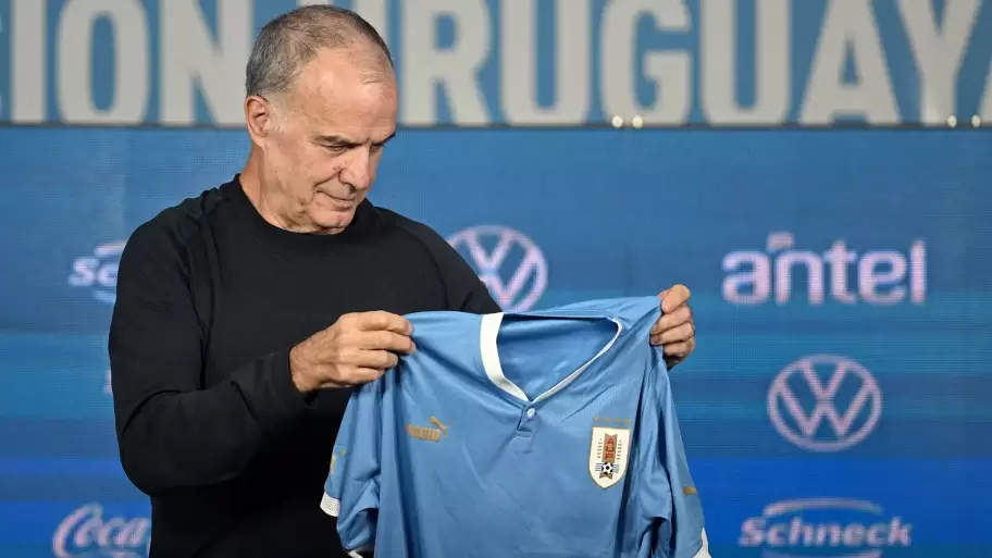 Bielsa con la camiseta uruguaya