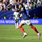 Mbappé brilló en el 3 a 1 frente a Senegal y quedó a dos goles de ser el mayor goleador de la historia de los mundiales