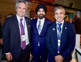 En el medio el presidente del Banco Mundial, Ajay Banga, y a sus lados el ministro de Econom�a, Luis Caputo, y el canciller Pablo Quirno.