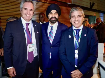 En el medio el presidente del Banco Mundial, Ajay Banga, y a sus lados el ministro de Econom�a, Luis Caputo, y el canciller Pablo Quirno.
