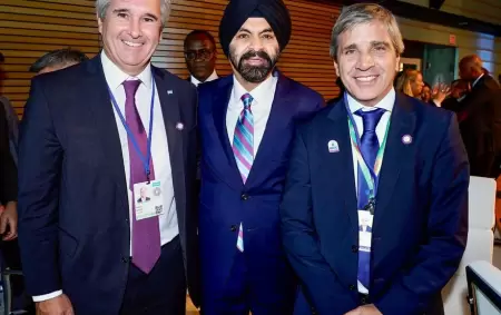 En el medio el presidente del Banco Mundial, Ajay Banga, y a sus lados el ministro de Econom�a, Luis Caputo, y el canciller Pablo Quirno.