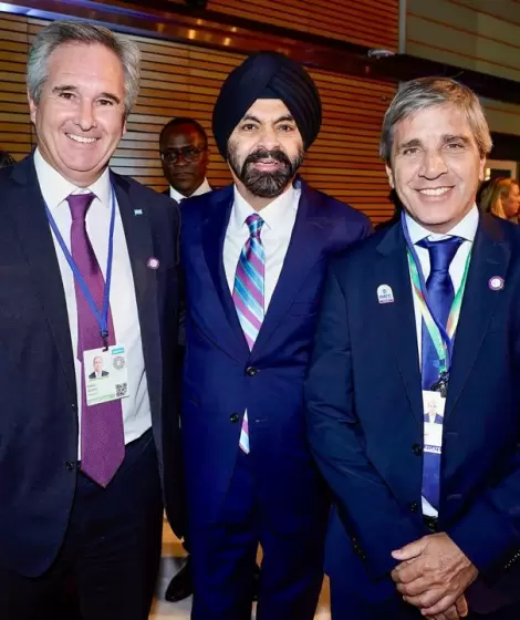 En el medio el presidente del Banco Mundial, Ajay Banga, y a sus lados el ministro de Econom�a, Luis Caputo, y el canciller Pablo Quirno.