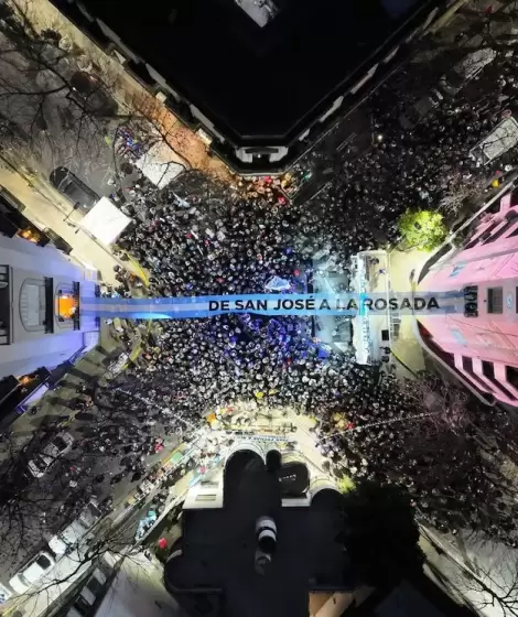 La bandera por la cual la Justicia intim� a Cristina Fern�ndez de no realizar actos en San Jos� 1111.