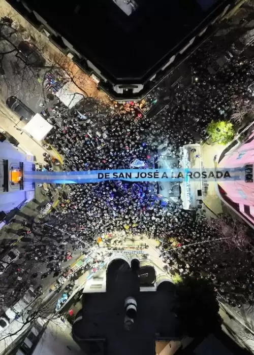 La bandera por la cual la Justicia intim� a Cristina Fern�ndez de no realizar actos en San Jos� 1111.
