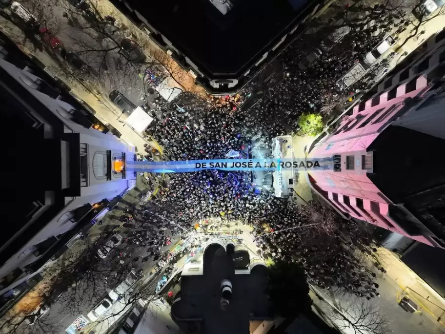 La bandera por la cual la Justicia intim� a Cristina Fern�ndez de no realizar actos en San Jos� 1111.