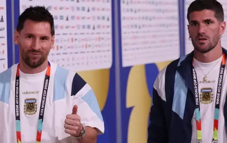 Lionel Messi y Rodrigo De Paul en la llegada al partido frente a Argelia.