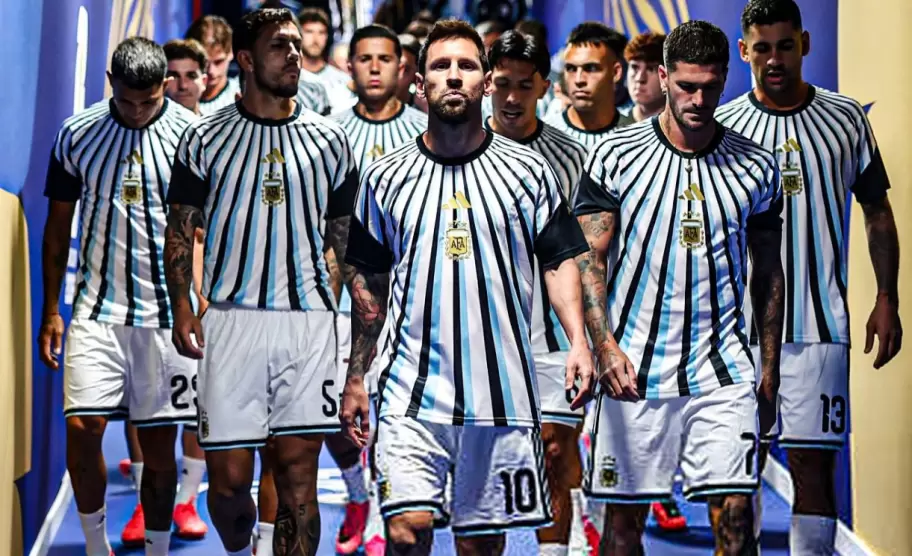 Con el capitán al frente: Lionel Messi encabezó la salida de "La Scaloneta" al calentamiento frente a Argelia en su debut en el Mundial 2026.