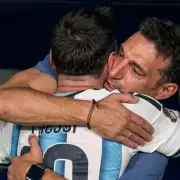 Scaloni no pudo contener su emoción, entre llantos y abrazos con Messi: "Lo extrañaremos el día que no juegue más"