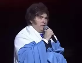 Javier Milei con la bandera argentina en su �ltimo show en el Movistar Arena