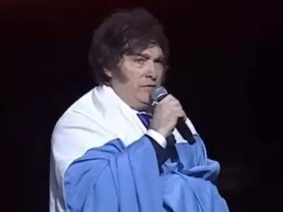 Javier Milei con la bandera argentina en su �ltimo show en el Movistar Arena