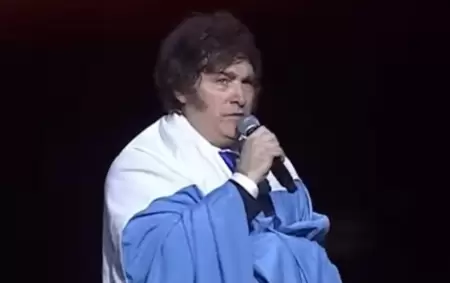 Javier Milei con la bandera argentina en su �ltimo show en el Movistar Arena