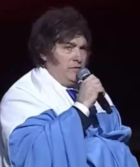 Javier Milei con la bandera argentina en su �ltimo show en el Movistar Arena.