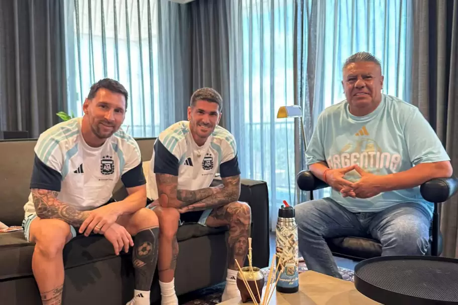 Chiqui Tapia junto a Lionel Messi y Rodrigo De Paul antes del debut de la Selección en una foto que ya es cábala