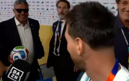 Messi en el momento en el que vio a Tapia con la pelota