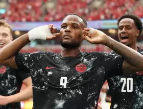 Cyle Larin y el festejo de su gol en la goleada 6 a 0 de Canad� ante Qatar.