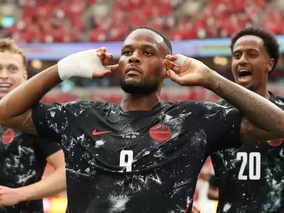 Cyle Larin y el festejo de su gol en la goleada 6 a 0 de Canad� ante Qatar.
