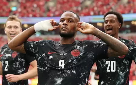Cyle Larin y el festejo de su gol en la goleada 6 a 0 de Canad� ante Qatar.