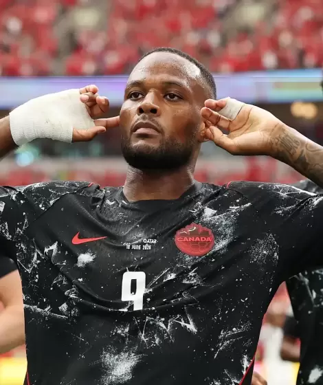 Cyle Larin y el festejo de su gol en la goleada 6 a 0 de Canad� ante Qatar.