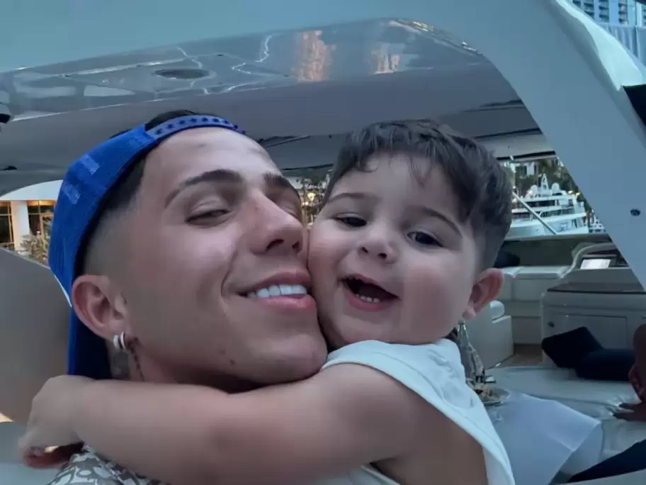 Enzo Fernández y su hijo