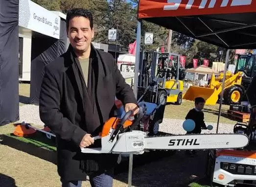 Adrián Ravier con la motosierra en sus manos.