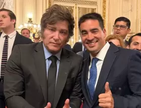 Javier Milei y su nuevo vocero Adri�n Ravier.
