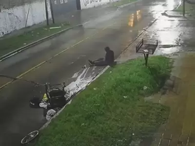 Atropell� a un hombre en silla de ruedas y lo abandon� en el asfalto en La Tablada