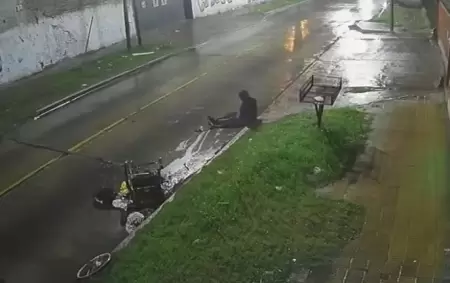Atropell� a un hombre en silla de ruedas y lo abandon� en el asfalto en La Tablada
