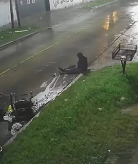 Atropell� a un hombre en silla de ruedas y lo abandon� en el asfalto en La Tablada