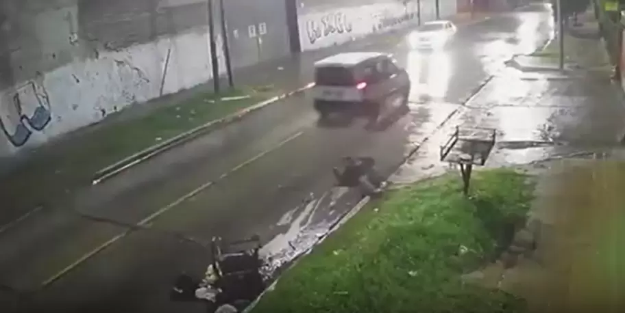 Atropelló a un hombre en silla de ruedas y lo abandonó en el asfalto en La Tablada