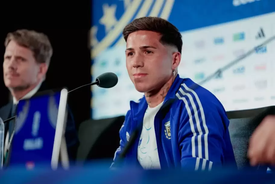 Enzo Fern�ndez en la conferencia de prensa en Dallas