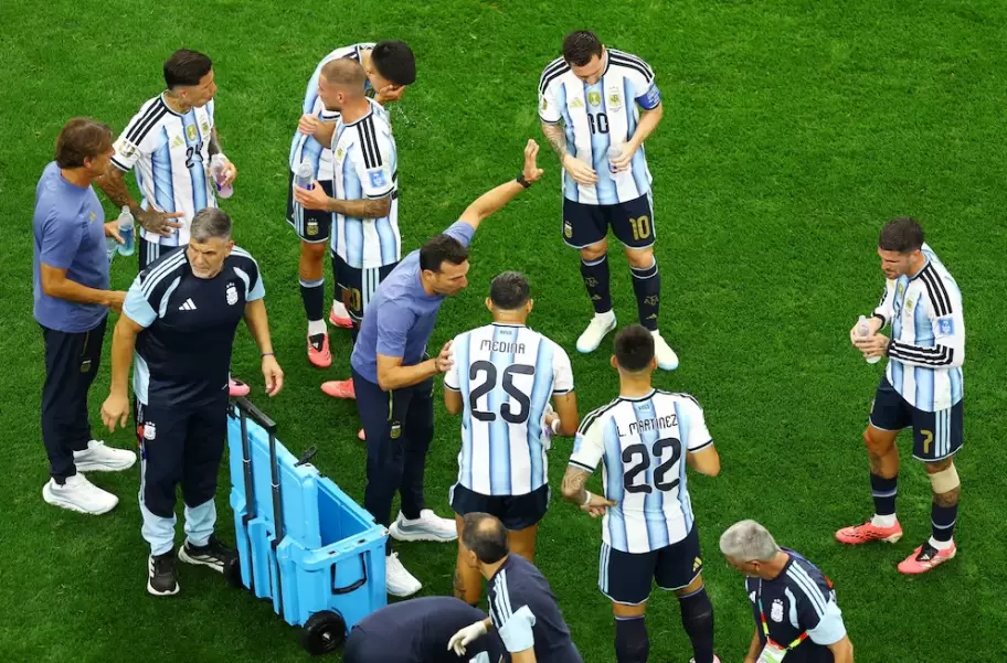La pausa de hidratación del encuentro entre la Selección Argentina y su par de Austria