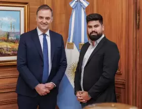 Manuel Adorni junto a Fabi�n Fern�ndez.