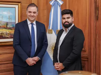 Manuel Adorni junto a Fabi�n Fern�ndez.