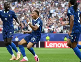 Mbapp� encabez� la victoria de Francia sobre Irak, con dos de los tres goles del equipo galo.