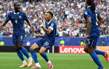 Mbapp� encabez� la victoria de Francia sobre Irak, con dos de los tres goles del equipo galo.