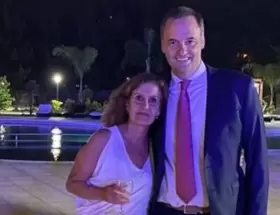 Manuel Adorni y su mam� Silvia Pais