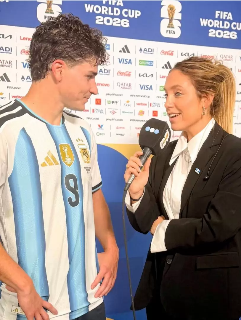 Sofi Mart�nez se divide entre la charla con los hinchas y las entrevistas a jugadores