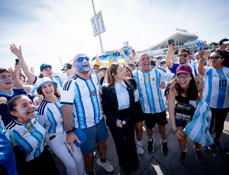 Sofi Mart�nez con los hinchas antes del partido