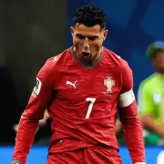 CR7 hist�rico en la goleada de Portugal, pero le mencionaron a Messi y todo cambi�: el gesto en conferencia que se rob� la escena