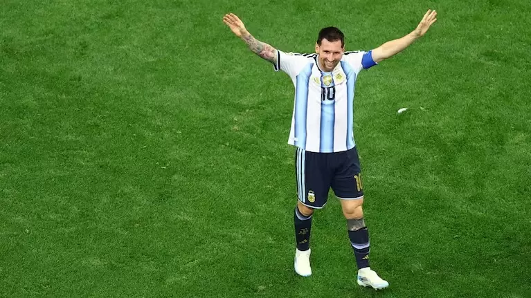 Hay historias dentro y fuera de la cancha que hacen inmenso a Lionel Messi