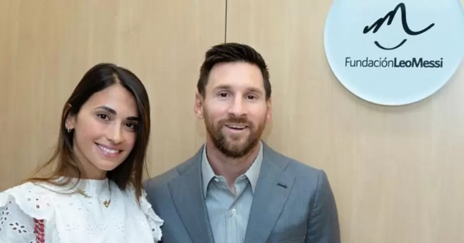 Antonela Roccuzzo y Lionel Messi en la Fundaci�n Leo Messi