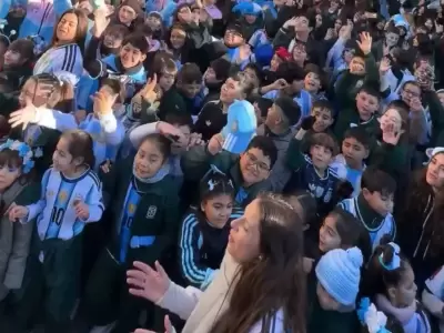 Alumnos del Instituto San Rom�n le cantan el feliz cumplea�os a Lionel Messi