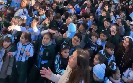 Alumnos del Instituto San Rom�n le cantan el feliz cumplea�os a Lionel Messi