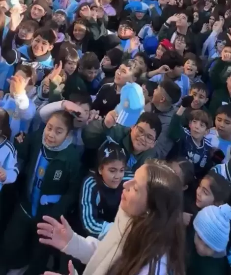 Alumnos del Instituto San Rom�n le cantan el feliz cumplea�os a Lionel Messi
