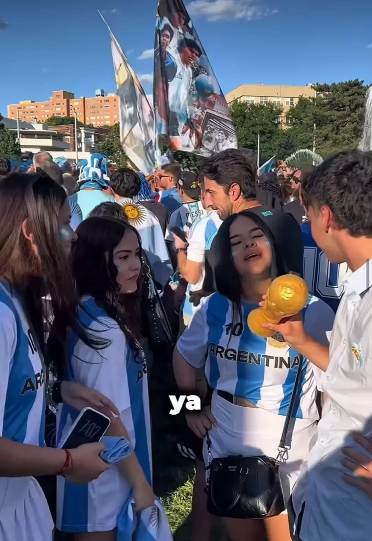 Valent�n Ariza aprovecha sus tiempos libres para hacer notas con hinchas