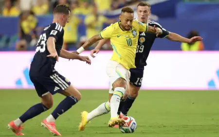Neymar Jr. volvi� a ponerse la camiseta de Brasil en la victoria 3 a 0 frente a Escocia.