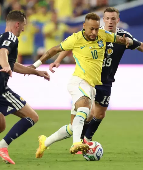 Neymar Jr. volvi� a ponerse la camiseta de Brasil en la victoria 3 a 0 frente a Escocia.