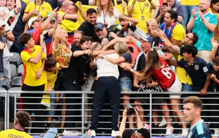 El entrenador de Ecuador Sebasti�n Beccacece se abraz� con su familia entre el p�blico tras la victoria sobre Alemania que lo dej� en 16avos de Final.