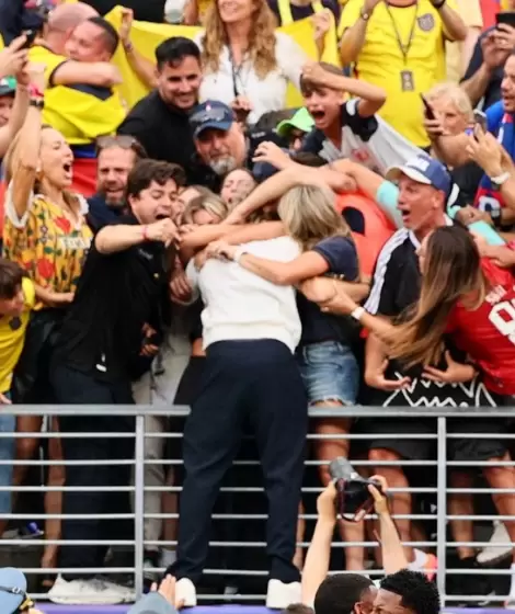 El entrenador de Ecuador Sebasti�n Beccacece se abraz� con su familia entre el p�blico tras la victoria sobre Alemania que lo dej� en 16avos de Final.