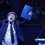 Milei, en modo gatito mimoso desde Espa�a: "Si lo consideran culpable a Adorni lo vuelo yo mismo"